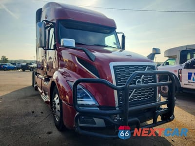 Piąte zdjęcie samochodu w środku: 2019 VOLVO VN VNL - SEMI TRUCK VIN:4V4NC9EH7KN236476 - miniatura