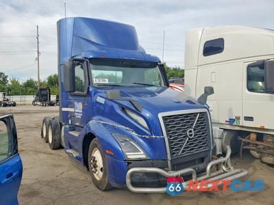 Czwarte zdjęcie samochodu z boku: 2018 VOLVO VNL SEMI TRUCK VIN:4V4NB9EH4JN899098 - miniatura