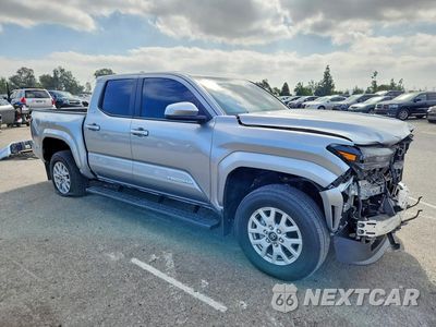 Czwarte zdjęcie samochodu z boku: 2025 TOYOTA TACOMA SR5 VIN:3TMLB5JN6SM141184 - miniatura