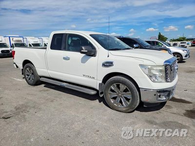 Czwarte zdjęcie samochodu z boku: 2017 NISSAN TITAN SV VIN:1N6AA1C61HN558121 - miniatura