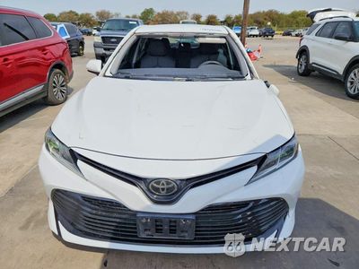 Piąte zdjęcie samochodu w środku: 2018 TOYOTA CAMRY LE VIN:4T1B11HK7JU595856 - miniatura