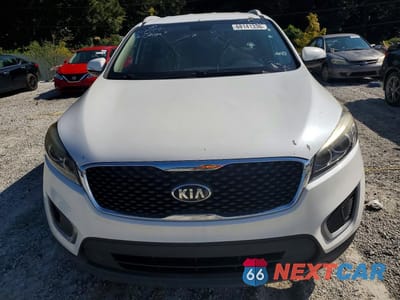 Piąte zdjęcie samochodu w środku: 2017 KIA SORENTO LX V6 VIN:5XYPGDA5XHG196059 - miniatura