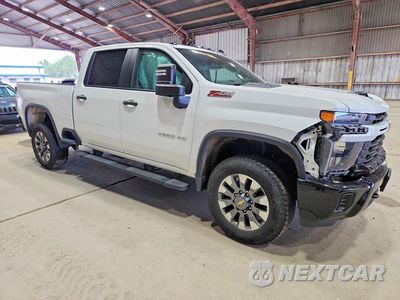 Czwarte zdjęcie samochodu z boku: 2025 CHEVROLET SILVERADO K2500 CUSTOM VIN:2GC4KME73S1116986 - miniatura