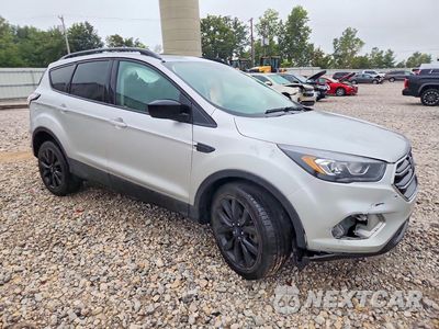 Czwarte zdjęcie samochodu z boku: 2018 FORD ESCAPE SE VIN:1FMCU9GD8JUD49041 - miniatura