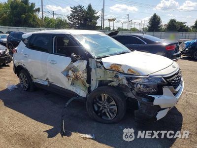 Czwarte zdjęcie samochodu z boku: 2021 KIA SELTOS LX VIN:KNDEPCAA6M7197179 - miniatura