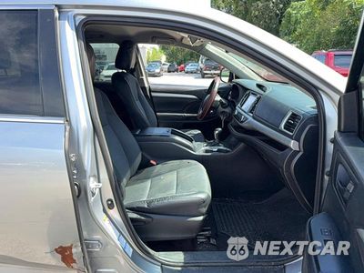 Piąte zdjęcie samochodu w środku: 2016 TOYOTA HIGHLANDER LE PLUS VIN:5TDBKRFH4GS255097 - miniatura