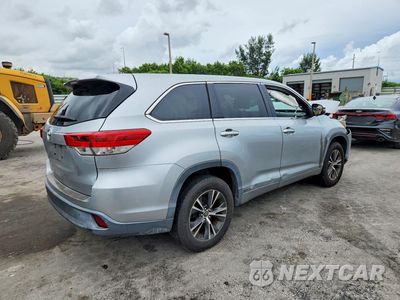 Trzecie zdjęcie samochodu z tyłu: 2017 TOYOTA HIGHLANDER LE VIN:5TDZARFH6HS025046 - miniatura