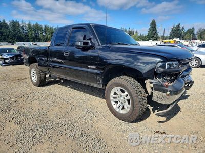 Czwarte zdjęcie samochodu z boku: 2002 CHEVROLET SILVERADO K1500 VIN:2GCEK19TX21167704 - miniatura