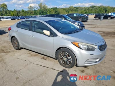 Czwarte zdjęcie samochodu z boku: 2015 KIA FORTE LX VIN:KNAFK4A64F5433800 - miniatura