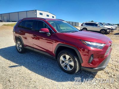 Czwarte zdjęcie samochodu z boku: 2023 TOYOTA RAV4 HYBRID XLE VIN:JTMRWRFV9PD174519 - miniatura