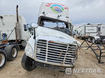 Piąte zdjęcie samochodu w środku: 2014 FREIGHTLINER CASCADIA 113 SEMI TRUCK VIN:1FUBGBDV6ELFX9471 - miniatura