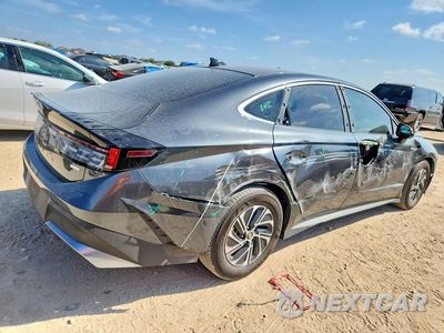Trzecie zdjęcie samochodu z tyłu: 2026 HYUNDAI SONATA HYBRID BLUE VIN:KMHL24JJ7TA138120 - miniatura