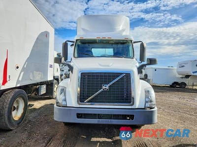Piąte zdjęcie samochodu w środku: 2016 VOLVO VNL SEMI TRUCK VIN:4V4N39TG2GN965504 - miniatura