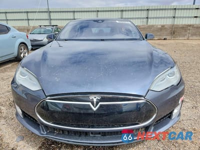 Piąte zdjęcie samochodu w środku: 2015 TESLA MODEL S 90D VIN:5YJSA1V28FF097383 - miniatura