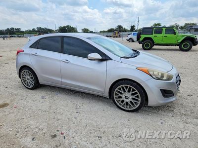Czwarte zdjęcie samochodu z boku: 2017 HYUNDAI ELANTRA GT BASE VIN:KMHD35LH8HU373326 - miniatura