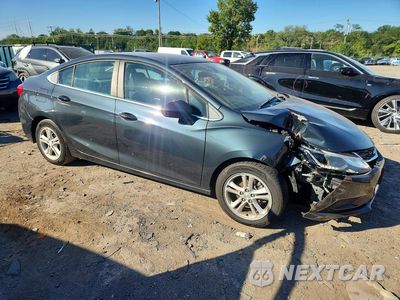 Czwarte zdjęcie samochodu z boku: 2018 CHEVROLET CRUZE LT VIN:1G1BE5SM0J7156886 - miniatura