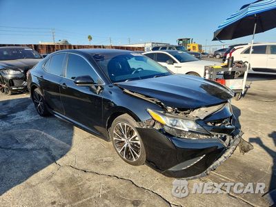 Czwarte zdjęcie samochodu z boku: 2018 TOYOTA CAMRY SE VIN:4T1B11HK1JU615003 - miniatura