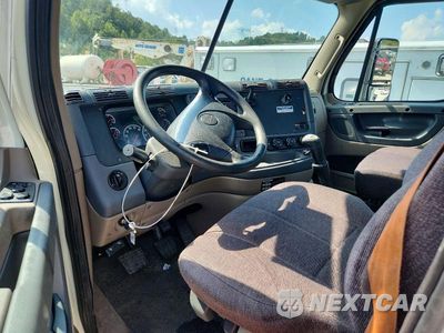 Zdjęcie 8 z 12 samochodu: 2014 FREIGHTLINER CASCADIA SEMI TRUCK VIN:1FUBGAD48ELFB1671 - miniatura