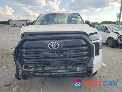 Piąte zdjęcie samochodu w środku: 2025 TOYOTA TUNDRA SR VIN:5TFKB5DA8SX273653 - miniatura