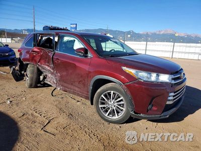 Czwarte zdjęcie samochodu z boku: 2017 TOYOTA HIGHLANDER XLE VIN:5TDJZRFHXHS382588 - miniatura
