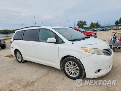 Czwarte zdjęcie samochodu z boku: 2014 TOYOTA SIENNA XLE 8-PASSENGER VIN:5TDYK3DC0ES520707 - miniatura