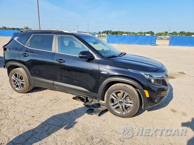 Czwarte zdjęcie samochodu z boku: 2023 KIA SELTOS S VIN:KNDEUCAA8P7367006 - miniatura