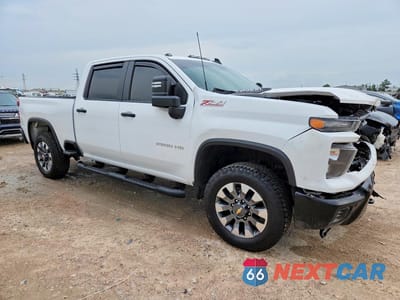 Czwarte zdjęcie samochodu z boku: 2026 CHEVROLET SILVERADO K2500 CUSTOM VIN:2GC4KME77T1152892 - miniatura
