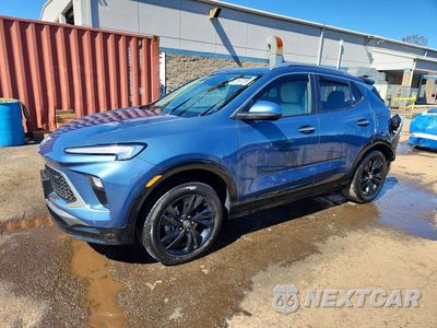 2024 BUICK ENCORE GX SPORT TOURING KL4AMESL5RB010239 - główne zdjęcie licytacji z USA - miniatura