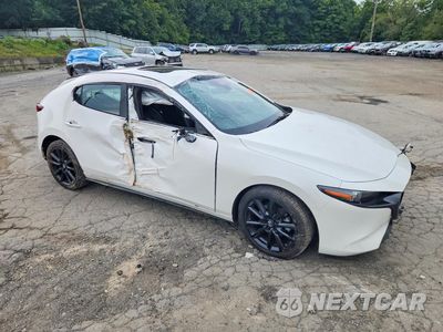 Czwarte zdjęcie samochodu z boku: 2023 MAZDA 3 PREMIUM VIN:JM1BPBMM0P1601099 - miniatura
