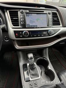 Piąte zdjęcie samochodu w środku: 2018 TOYOTA HIGHLANDER XLE VIN:5TDJZRFH1JS825233 - miniatura