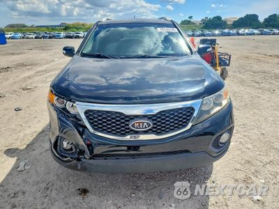 Piąte zdjęcie samochodu w środku: 2013 KIA SORENTO LX VIN:5XYKT3A61DG328936 - miniatura