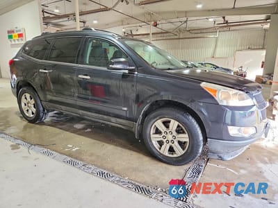 Czwarte zdjęcie samochodu z boku: 2010 CHEVROLET TRAVERSE LT VIN:1GNLVFED4AJ218913 - miniatura