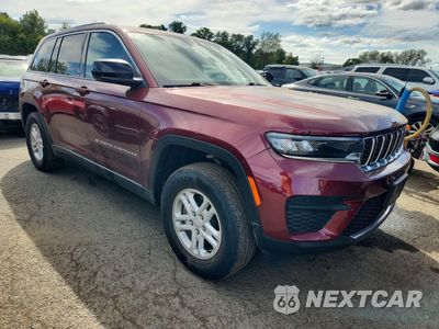 Czwarte zdjęcie samochodu z boku: 2023 JEEP GRAND CHEROKEE LAREDO VIN:1C4RJHAG2P8710351 - miniatura