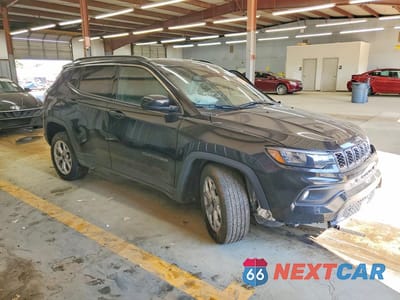 Czwarte zdjęcie samochodu z boku: 2025 JEEP COMPASS LATITUDE VIN:3C4NJDBN0ST595635 - miniatura