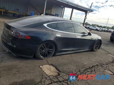 Trzecie zdjęcie samochodu z tyłu: 2013 TESLA MODEL S VIN:5YJSA1CN9DFP16180 - miniatura