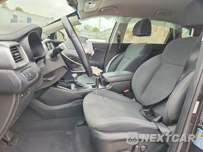 Zdjęcie 7 z 14 samochodu: 2019 KIA SORENTO LX VIN:5XYPG4A33KG551479 - miniatura