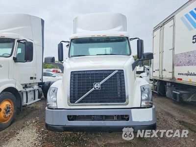Piąte zdjęcie samochodu w środku: 2016 VOLVO VNL SEMI TRUCK VIN:4V4N39TG9GN965452 - miniatura