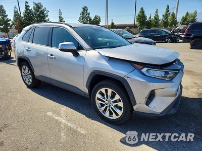 Czwarte zdjęcie samochodu z boku: 2020 TOYOTA RAV4 XLE PREMIUM VIN:2T3C1RFV9LW083901 - miniatura