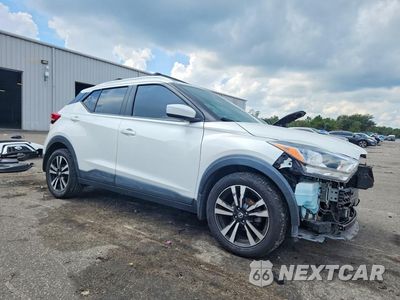 Czwarte zdjęcie samochodu z boku: 2018 NISSAN KICKS SV VIN:3N1CP5CU2JL508708 - miniatura