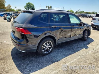 Trzecie zdjęcie samochodu z tyłu: 2021 VOLKSWAGEN TIGUAN S VIN:3VV1B7AX0MM121666 - miniatura
