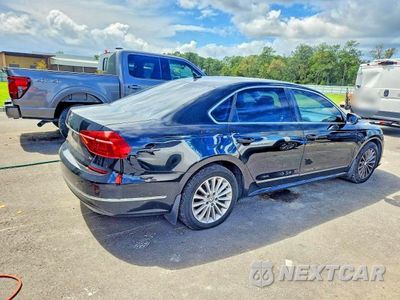 Trzecie zdjęcie samochodu z tyłu: 2016 VOLKSWAGEN PASSAT SE VIN:1VWBS7A30GC047104 - miniatura