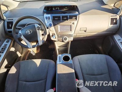 Zdjęcie 8 z 13 samochodu: 2014 TOYOTA PRIUS V THREE VIN:JTDZN3EUXEJ007576 - miniatura