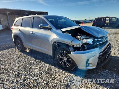 Czwarte zdjęcie samochodu z boku: 2018 TOYOTA HIGHLANDER LE PLUS VIN:5TDBZRFH0JS801235 - miniatura
