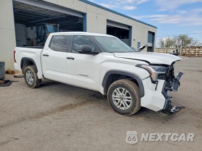 Czwarte zdjęcie samochodu z boku: 2024 TOYOTA TUNDRA SR5 VIN:5TFLA5DBXRX188517 - miniatura