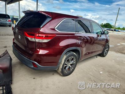 Trzecie zdjęcie samochodu z tyłu: 2018 TOYOTA HIGHLANDER LE VIN:5TDZARFHXJS036959 - miniatura