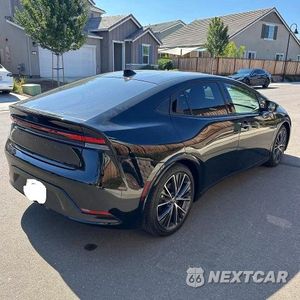 Czwarte zdjęcie samochodu z boku: 2026 TOYOTA PRIUS XLE VIN:JTDACAAUXT3067260 - miniatura