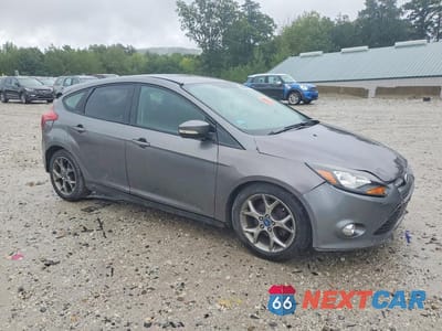 Czwarte zdjęcie samochodu z boku: 2013 FORD FOCUS SE VIN:1FADP3K25DL120383 - miniatura