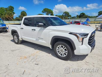Czwarte zdjęcie samochodu z boku: 2025 TOYOTA TUNDRA SR5 VIN:5TFLA5AB1SX049595 - miniatura