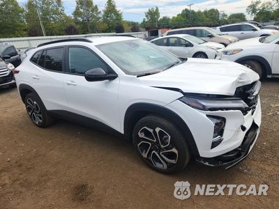 Czwarte zdjęcie samochodu z boku: 2024 CHEVROLET TRAX 2RS VIN:KL77LJE29RC072393 - miniatura