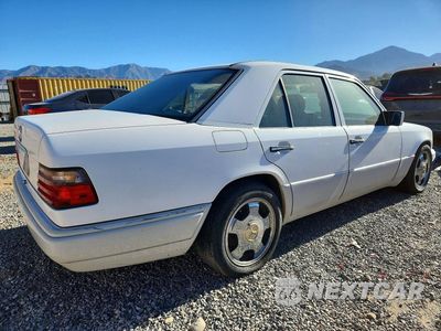 Trzecie zdjęcie samochodu z tyłu: 1994 MERCEDES-BENZ E 320 VIN:WDBEA32E1RC104813 - miniatura